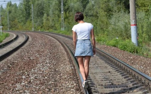 У Кам’янському дівчина-підліток переходила залізничну колію в навушниках і потрапила під потяг