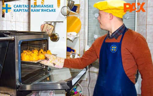 У Кам’янському інклюзивному просторі «Барви» готували їстівні троянди - подробиці