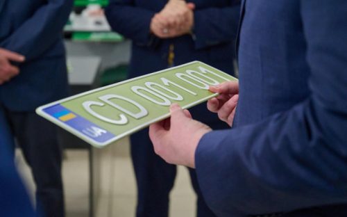 Оливковий замість білого: Україна впроваджує нові автомобільні номери