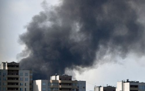 Ракетний удар по Кам’янському: є загибла, восьмеро постраждалих, рятувальники розбирають завали