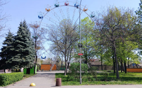 Оглядове колесо, веселі гірки та дзвіночок: центральний парк Кам’янського відкрив нові атракціони у весняний сезон