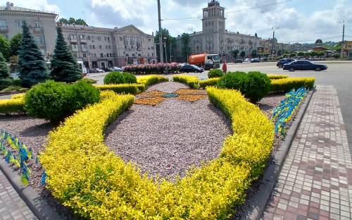 Патріотичні клумби Кам'янського: комунальники висадили з квітів Тризуб та символ Нацгвардії України