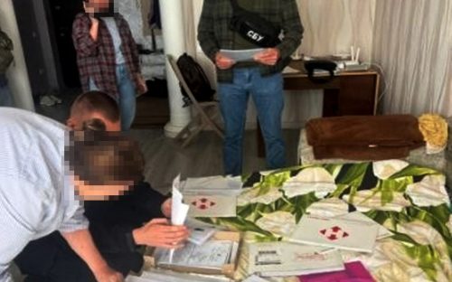 Схема на мільйони: у Кам’янському викрили «липових» лікарів релокованого медзакладу