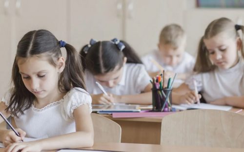Освітній процес у Кам’янському: учбові заклади готові до роботи після канікул, але можливі коригування