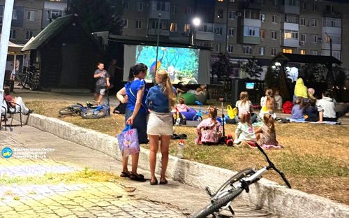 Кіно під зорями: у Вільногірську можна подивитися улюблені фільми та мульти просто неба
