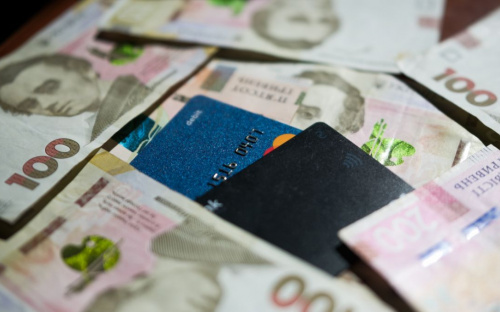 Якою має бути зарплата та стаж, щоб отримувати пенсію 10 000 грн