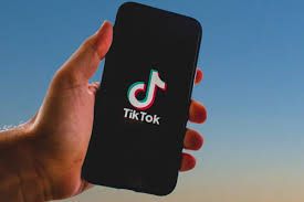 Як кам'янчанам не втратити кошти через шахраїв у TikTok - поради від Центру протидії дезінформації.