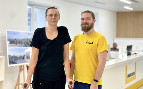 Бібліотекарку з Авдіївки, яка вижила після російської ракети, реабілітують у львівському центрі UNBROKEN