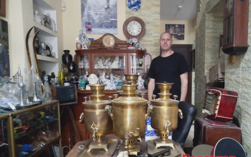 У Кам'янському працює антикварний салон: чим може похизуватися підприємець-колекціонер