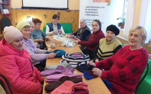 Шкарпетки, подушки та білизна: майстрині Кам’янського наближають Перемогу своїми руками