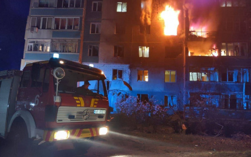 Ворожий безпілотник влучив у житлову дев’ятиповерхівку у Кам'янському - є загиблий та поранені