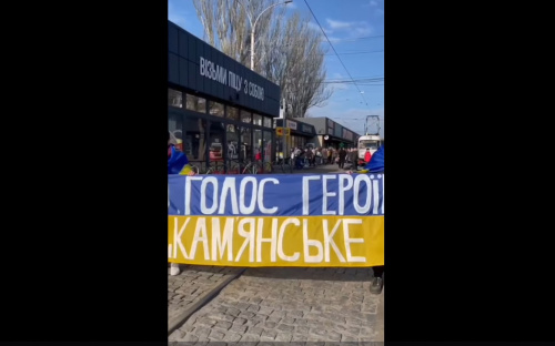 Хвилина мовчання, квіти та відеозвернення: у Кам’янському вшанували пам’ять полеглих Героїв