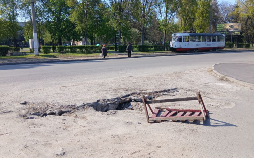 Кам’янське йде під землю: на проспекті Свободи утворилося небезпечне провалля