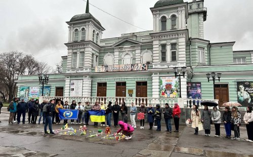 У Кам'янському вшанували пам'ять загиблих у Маріупольському драмтеатрі