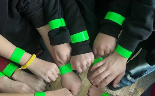 У Кам’янському поліцейська виготовила разом з дітьми світловідбивні браслети