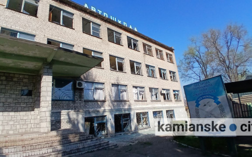 «Працюватимемо попри все»: Кам’янська автошкола постраждала від вибухової хвилі під час атаки дронів