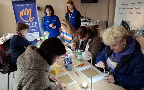 Цитруси проти стресу: у Кам’янському маріупольські жінки відновили ментальне здоров’я через пейп-арт