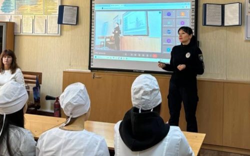 Безпека в Інтернеті: поліцейські Кам’янського провели лекцію для студентів