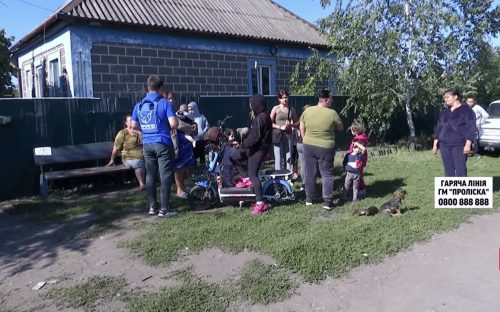 13 дітей і вантажівка майна: чому родини залишають небезпечне село на Дніпропетровщині