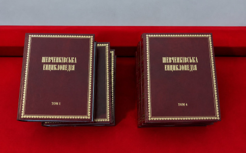 До Кам’янського привезли унікальну енциклопедію, аналогів якій немає у світі - подробиці