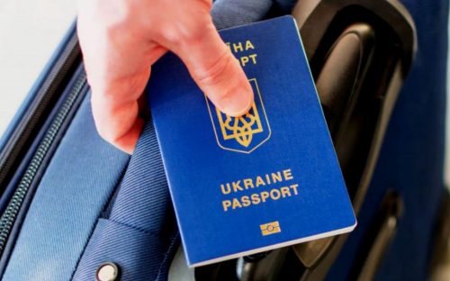 Без цього документа закордонний паспорт не видадуть: у ДМС нагадали важливу умову