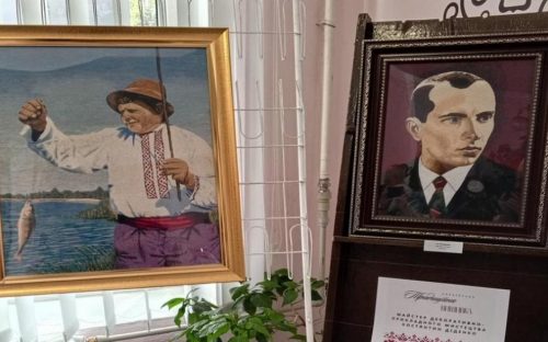 Митець з Бахмута представив вишиті шедеври у Кам'янському
