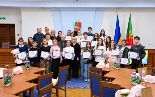 Гроші за відмінне навчання: школярі з Кам’янського району отримують обласні стипендії від ДніпроОВА