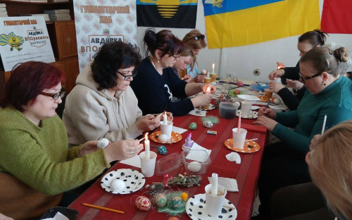Великоднє диво своїми руками: в Кам'янському для авдіївців провели майстер-клас з писанкарства