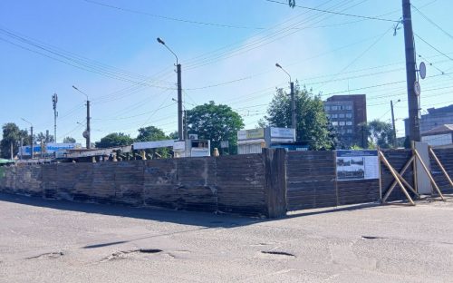 Десять років очікування: у Кам’янському капітально ремонтують зупинку на площі ДМК