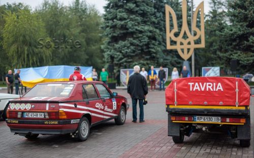 Ретроавтомобілі заполонили центр Кам’янського: що відбувалося на майдані Калнишевського