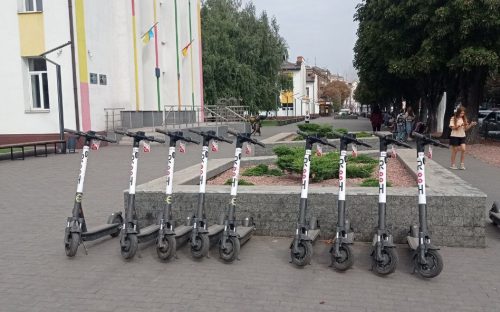 Зручні та небезпечні: що думають жителі Кам'янського про електросамокати та їхніх водіїв