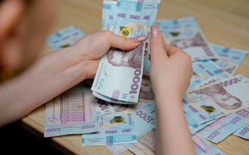 Мінімалка з 1 липня: скільки українці реально отримають на руки та що буде з пенсіями