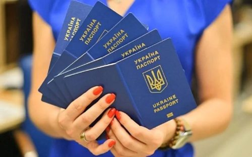 Встигнути за 30 днів: ДМС попередила про негайне анулювання паспортів — кому доведеться терміново йти до ЦНАПу