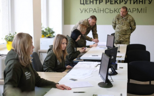 Дніпропетровщина в лідерах: мешканці регіону активно долучаються до лав ЗСУ через рекрутингові центри