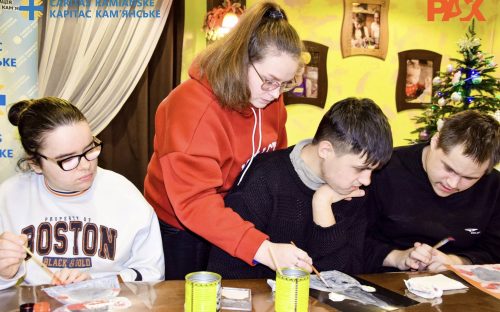 У Кам’янському інклюзивному просторі-кафе «Барви» відбулася кольорова майстерка для молоді з інвалідністю