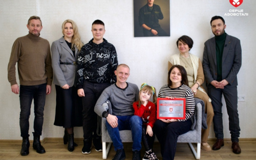 Родина захисника Маріуполя отримала у власність квартиру від проєкту «Серце Азовсталі»