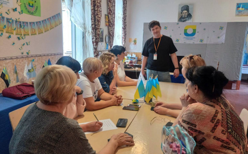 У Кам'янському переселенці з Покровського району Донеччини адаптуються в новій громаді завдяки психологічним тренінгам та творчості