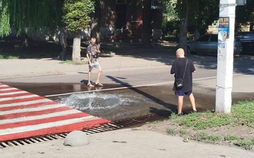 У Кам'янському забив гейзер прямо посеред вулиці - фотофакт