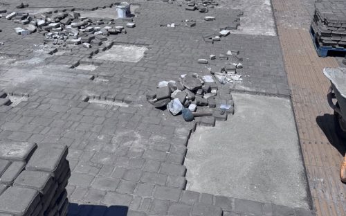 Пішохідна зона біля ЦНАПу стане зручнішою: у Кам'янському демонтують старий тротуар