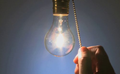 Екстрені відключення світла: чому виникають і як цьому запобігти