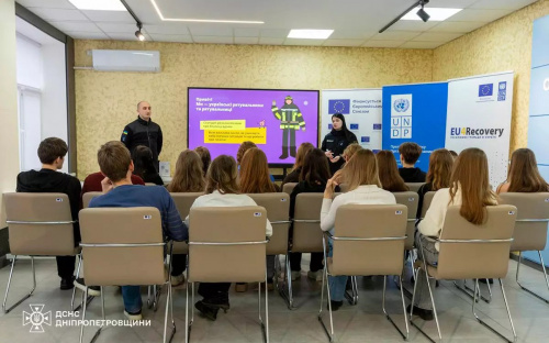  У Кам’янському надзвичайники розповіли підліткам про небезпеку взимку та у темний час доби
