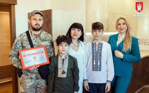Родина захисника Маріуполя отримала у власність квартиру від проєкту «Серце Азовсталі»