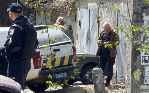 Атака на Кам’янське: уламки ворожого дрона впали на будівлю ТЦК та у житлові двори