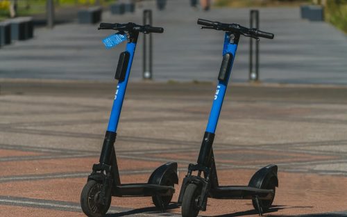 Швидкі та небезпечні: чому поява електросамокатів у Кам’янському збурила водіїв та які нові штрафи діють у 2026 році