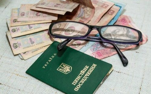 Надбавка до пенсії стала більшою: скільки платять за кожен рік понад норму