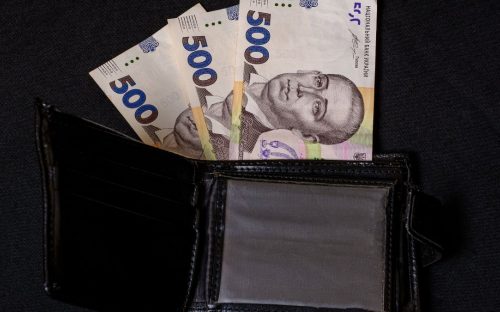 Пенсії в Україні з 1 серпня: яку мінімальну суму даватимуть та хто отримає доплати