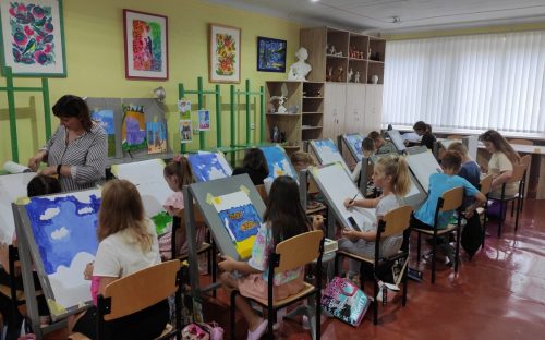 У Кам'янському дітей запрошують до художньої школи: чому навчатимуть юних митців 