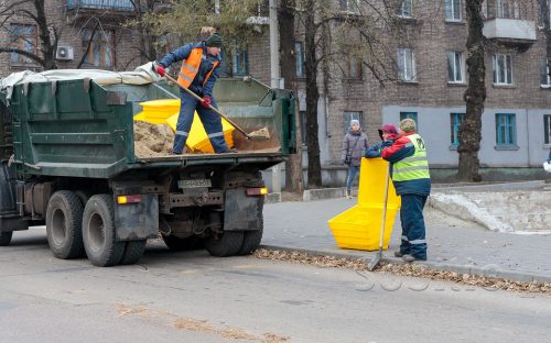 Безпека на дорогах: у Кам’янському встановлюють контейнери з посипною сумішшю
