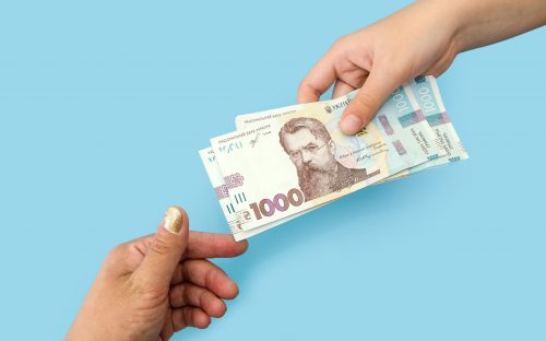 Державна допомога у серпні: кому на банківську картку гарантовано надійде 650 або 1000 гривень