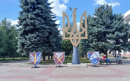 Меморіальний комплекс у центрі Кам’янського поповнився новою військовою геральдикою